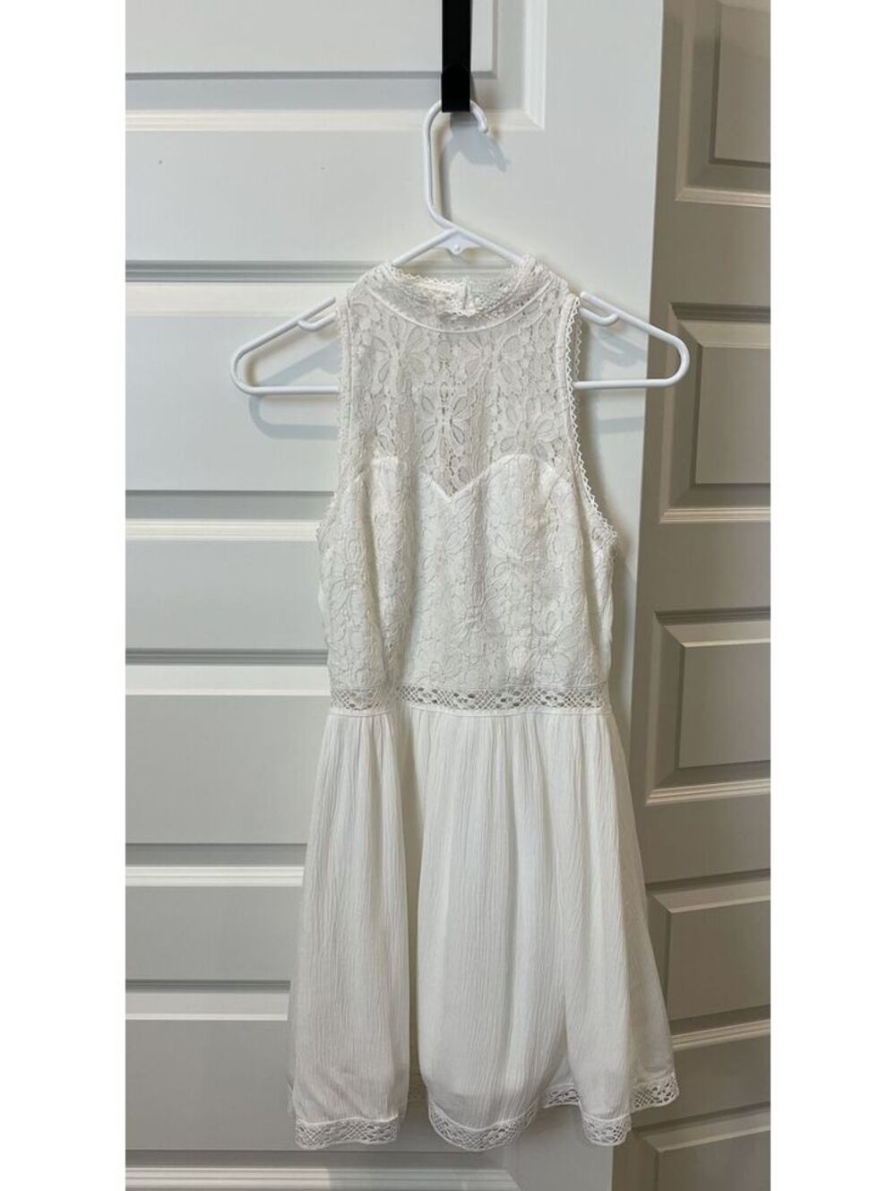 En Crème Lace and Pleated White Dress Size S